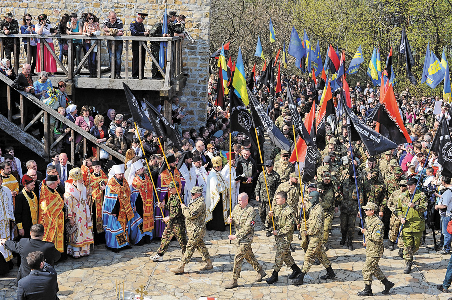 До Холодного Яру приїхали добровольці з фронту й волонтери, щоб набратися патріотичного і бойового духу для подальшої боротьби за свободу України. Фото надане автором